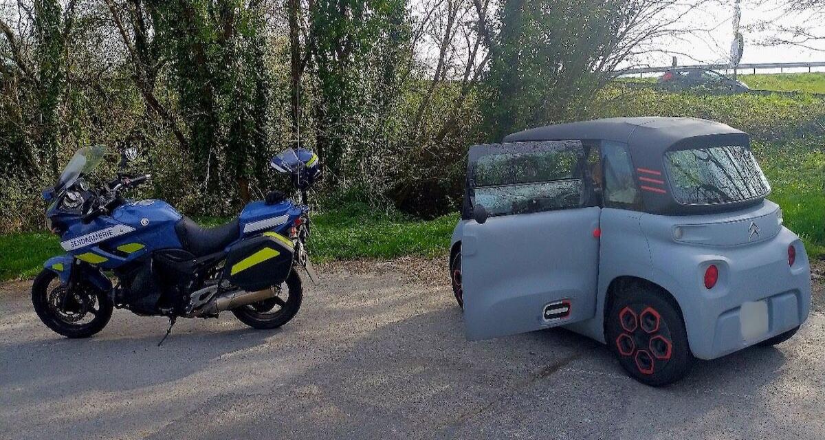 Elle s'aventure avec sa Citroën Ami sur une voie trop rapide pour elle : voici la réaction des gendarmes