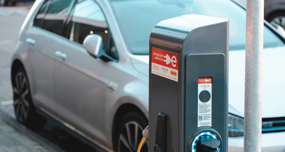 Flambée des prix du carburant : l'électrique d'occasion gagne massivement du terrain et séduit les Français