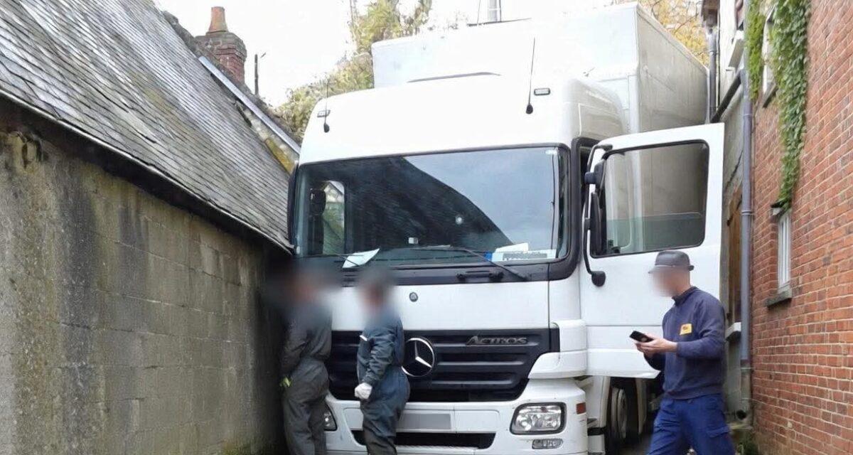 Il s'engage dans une ruelle interdite : son camion reste bloqué entre deux maisons et provoque une opération de dégagement spectaculaire