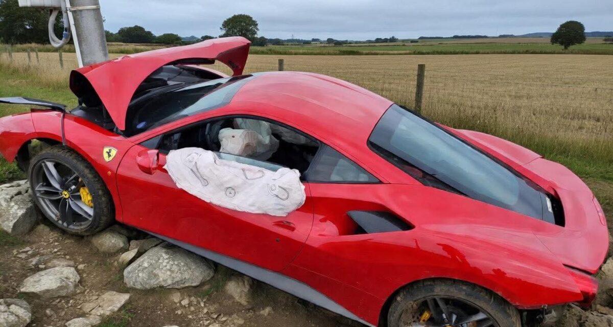 Un week-end en Ferrari se termine mal : vitesse excessive et contrôle perdu, la supercar de location finit dans un fossé