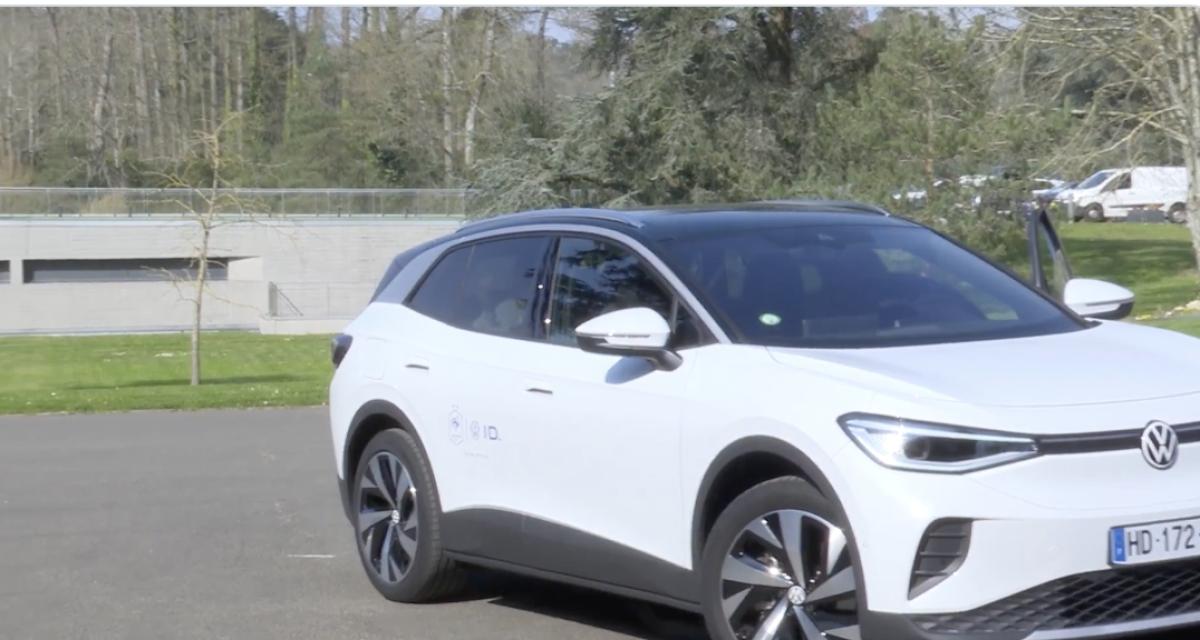 Un joueur de l'Equipe de France bloqué dans sa voiture devant Clairefontaine