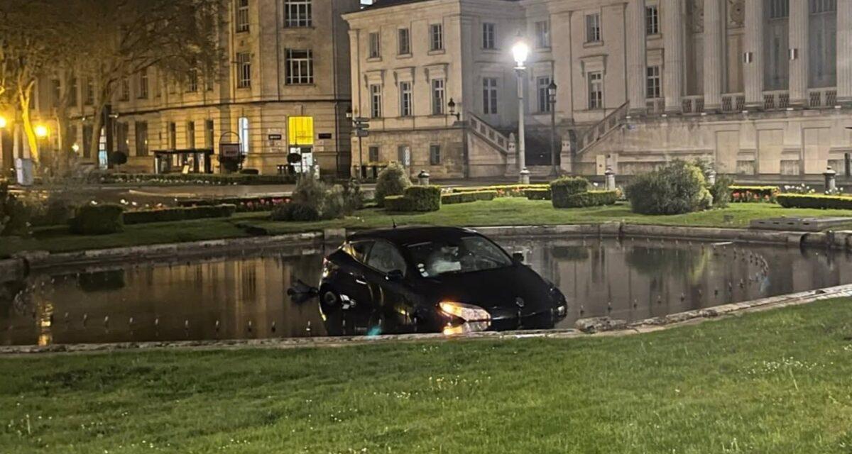 Sous l'emprise de l'alcool, il confond la chaussée à un espace aquatique : sa Renault Mégane finit parfaitement hydratée, son permis retiré sur le champ