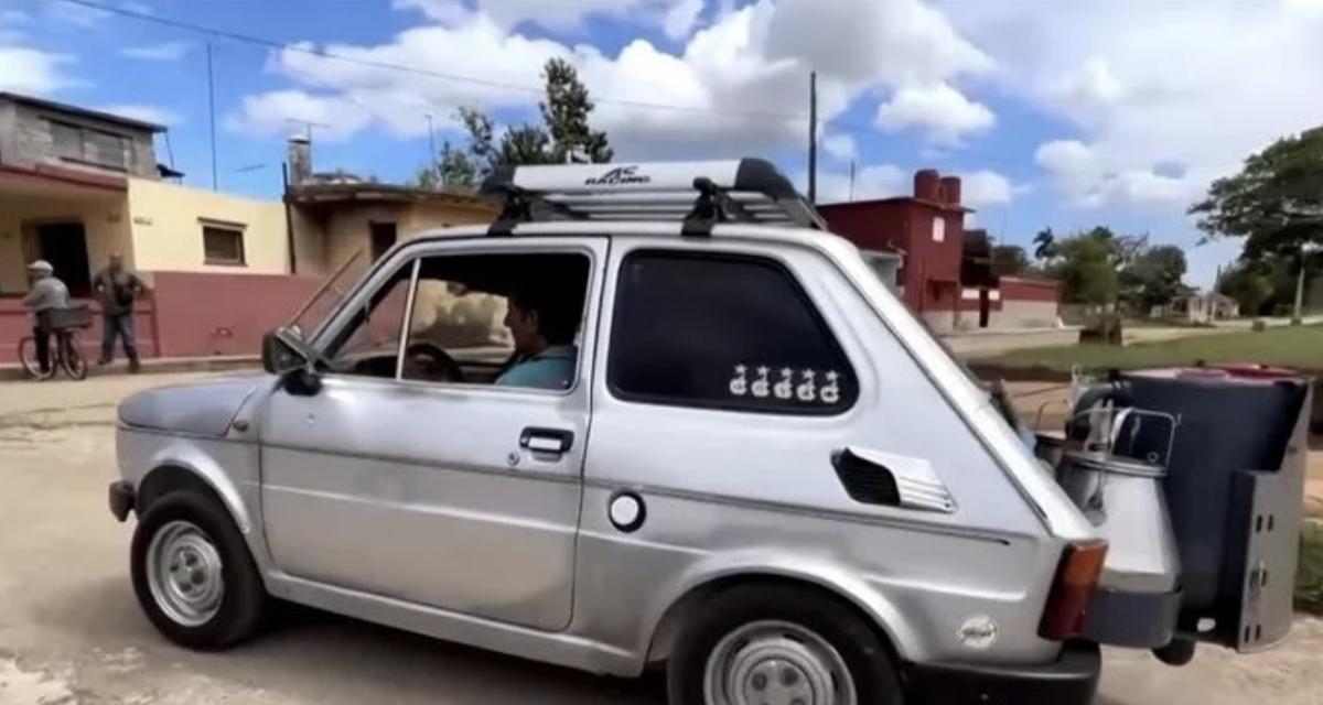 N'ayant plus d'essence à disposition, ce conducteur fait marcher sa voiture au charbon
