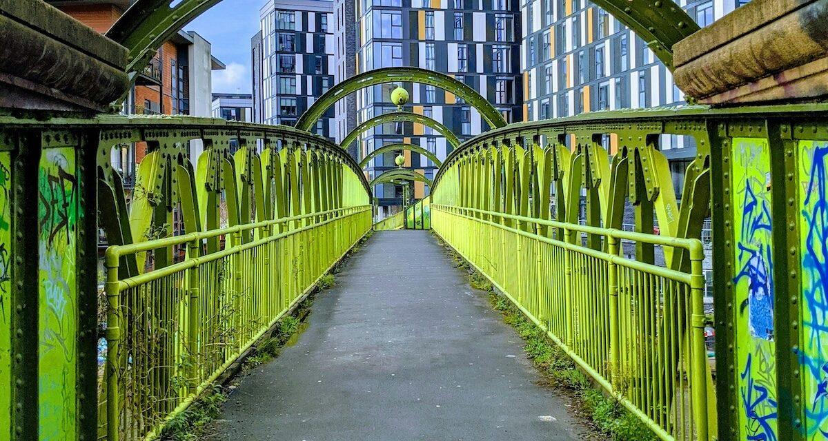 Vidéo. Une conductrice bloque sa voiture... en haut d'une passerelle pour piétons !