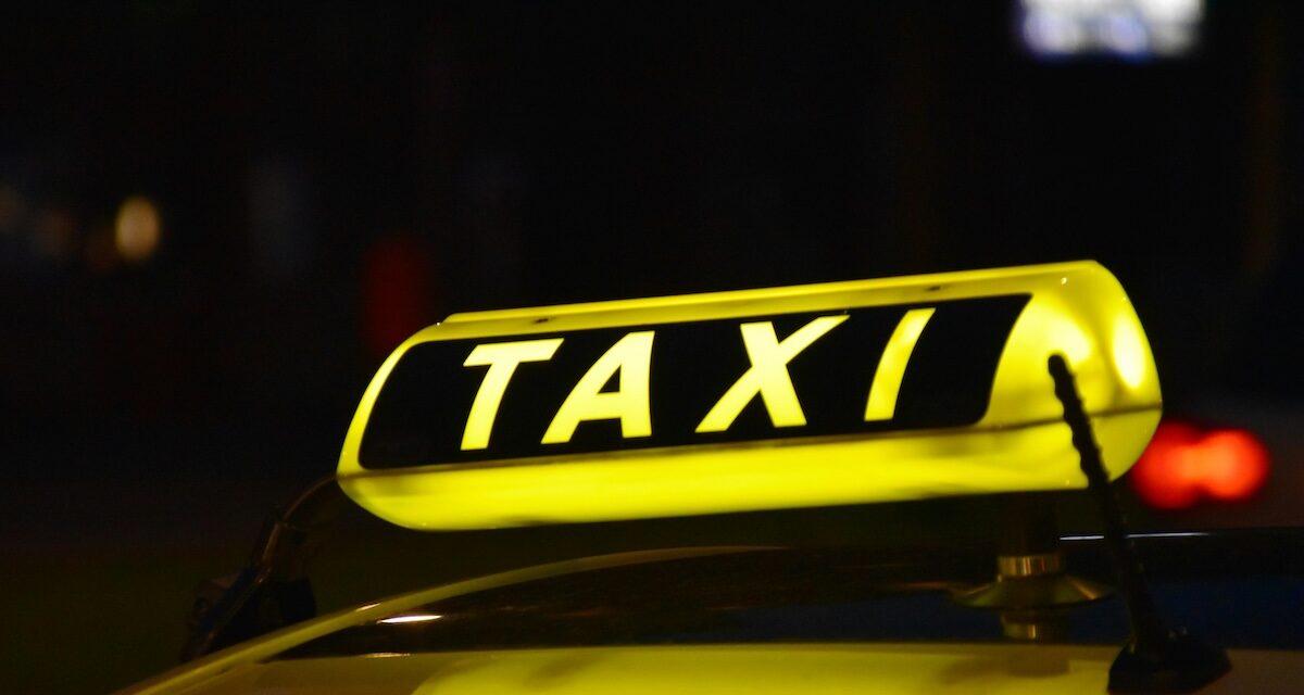 Il paie très cher sa courtoisie : en déposant une personne âgée, ce chauffeur de taxi écope d'une amende salée