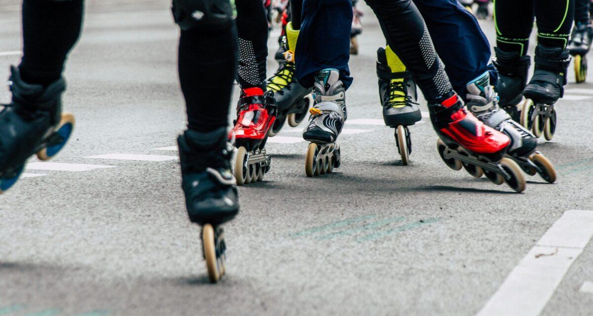 Une randonnée en rollers vire à l'incident : un conducteur impatient descend de son véhicule, agresse des participants puis disparaît, enquête en cours