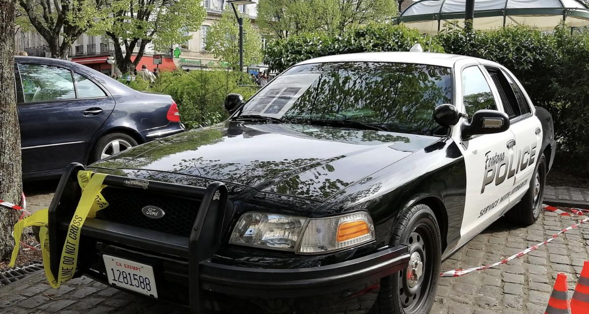 Menottée, une femme parvient à s'échapper d'une voiture de police par la fenêtre