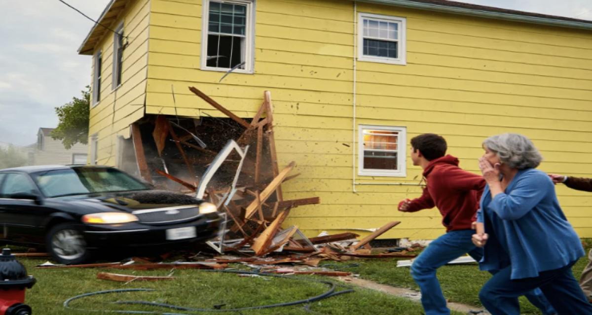 Tranquillement en train de prendre son café, il entend un véhicule percuté sa maison