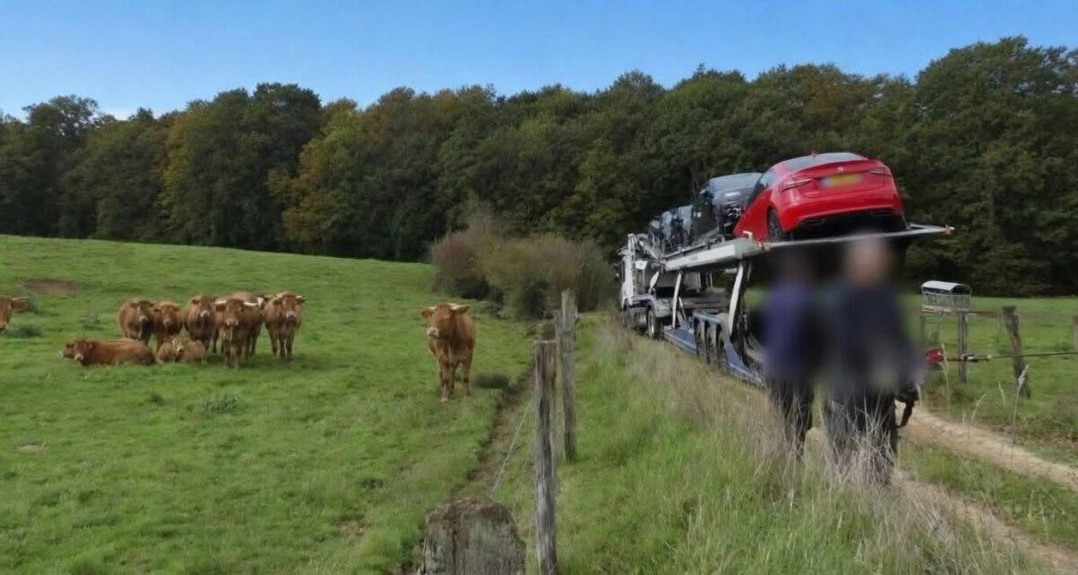 Embourbé et incapable de reculer : un poids lourd suit son GPS et se retrouve piégé sur une piste en terre en pleine campagne pendant plus de deux heures !