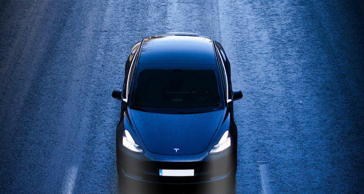 Tesla critiquée, mais jamais autant achetée par les Français : un record historique avec +203 % de ventes !