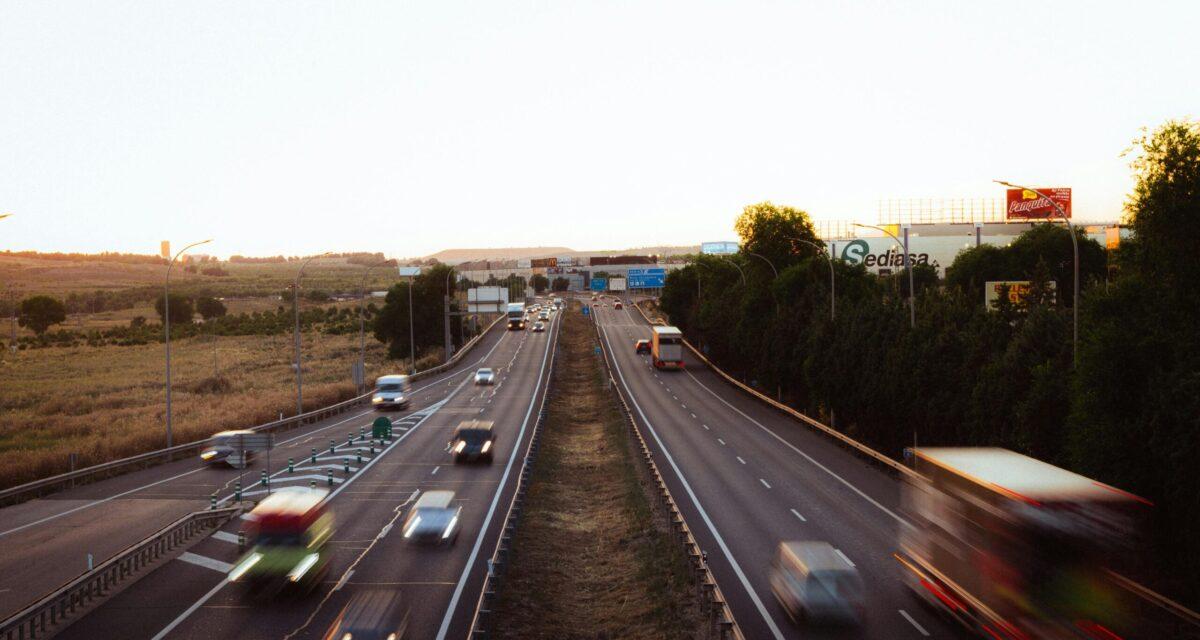 Un conducteur de 76 ans roule à contresens sur 35 km sur l'autoroute, la police intervient après de multiples alertes : il s'était trompé de voie