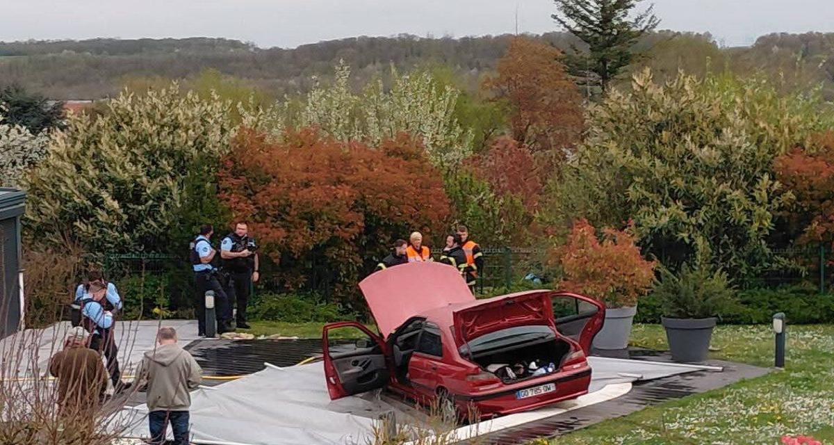 Il fuit la police après un refus d'obtempérer, traverse deux jardins puis termine son trajet sur la bâche d'une piscine privée