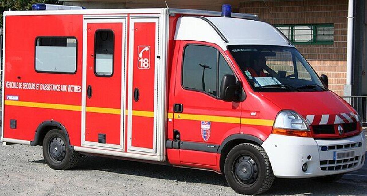 Elle mord le bas-côté et tout bascule : à 22 ans, une conductrice fait un tonneau et se retrouve sur le toit