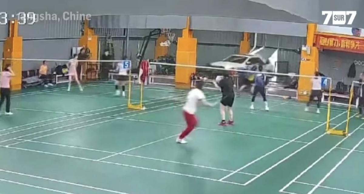 En pleine partie de badminton, une voiture traverse le gymnase