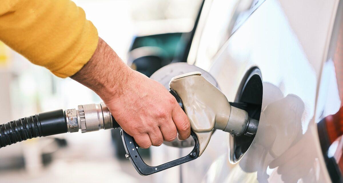 Carburant : paradoxe, ce réflexe des automobilistes ralentit la baisse des prix !