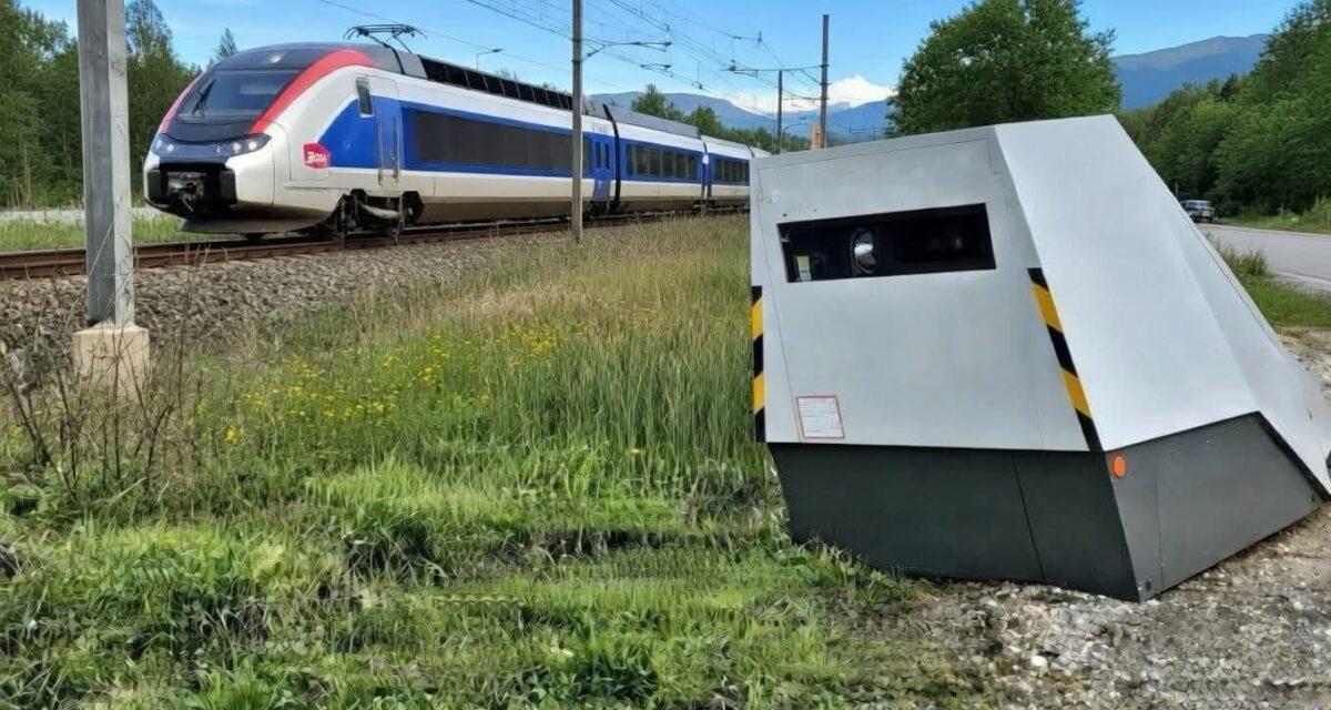 Basculé sur le bas-côté et désorienté, ce radar ne flashe plus les voitures... mais les trains à pleine vitesse
