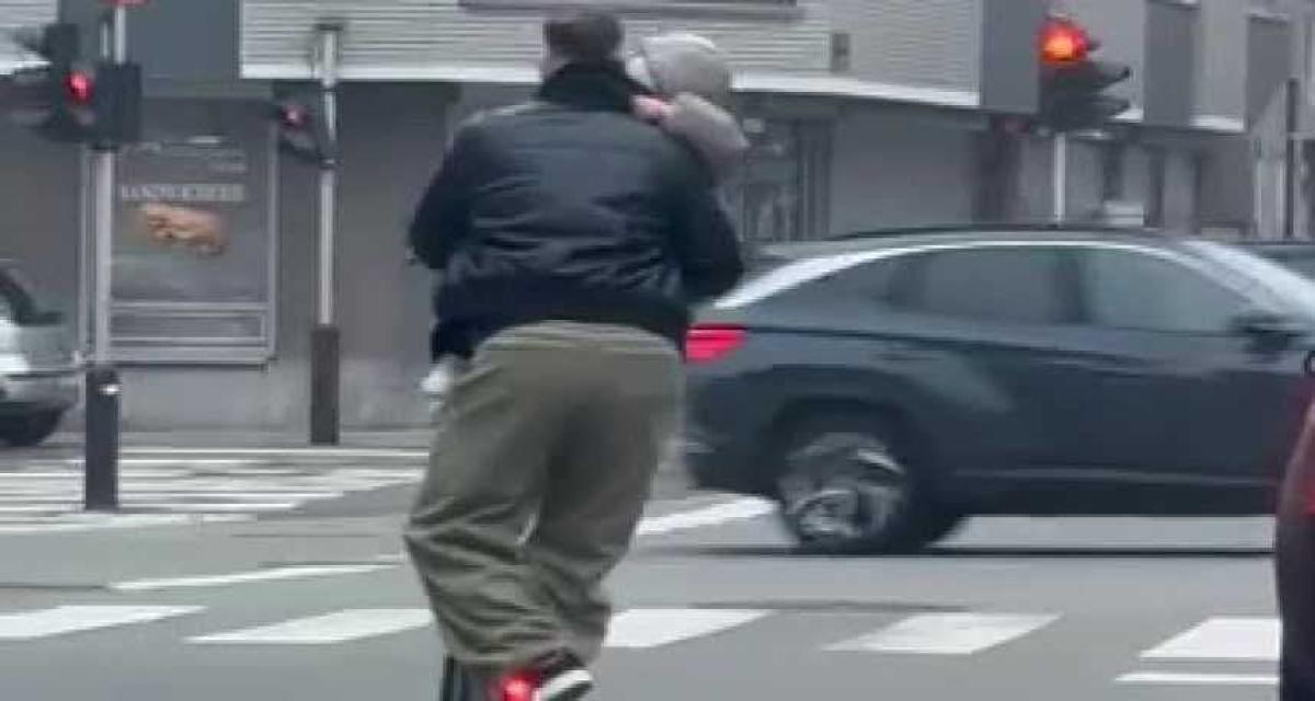 Vidéo choc : à trottinette avec un enfant, il grille un feu rouge en pleine circulation et provoque l'indignation