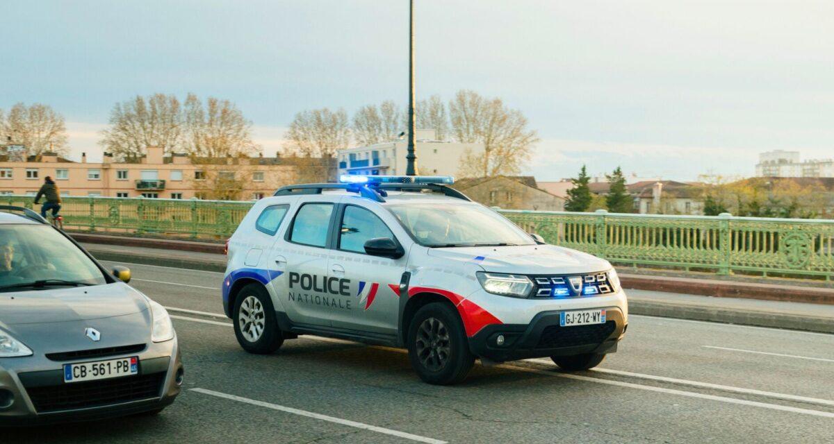 Il a cru subir un contrôle et va se présenter de lui-même aux policiers qui revenaient plutôt d'une intervention : il roulait ivre, sans permis et au volant d'un véhicule censé être immobilisé