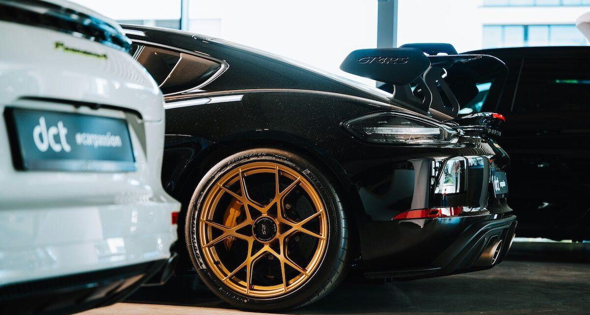 En l'espace de 8 jours, elle achète 10 voitures de luxe : son métier révèle une supercherie d'ampleur