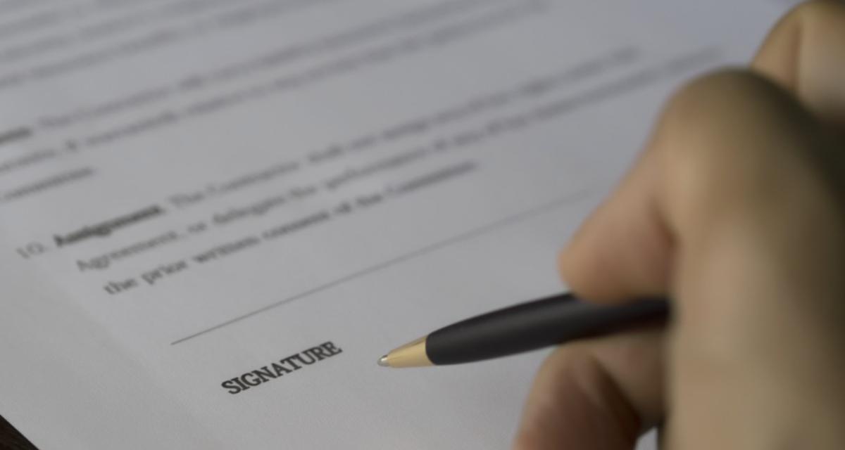 À 86 ans, elle se retrouve accusée de conduite sans assurance pour une lettre en trop dans son contrat