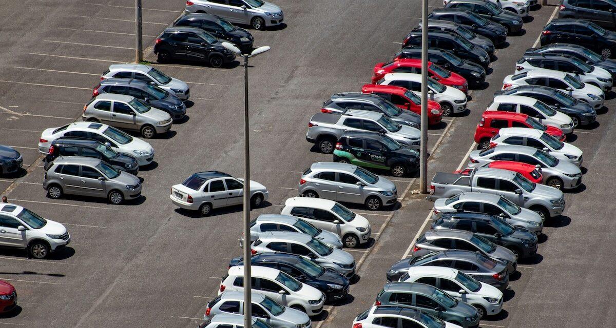 Pris en flagrant délit, deux mineurs arrachaient des logos de voitures pour les revendre en ligne