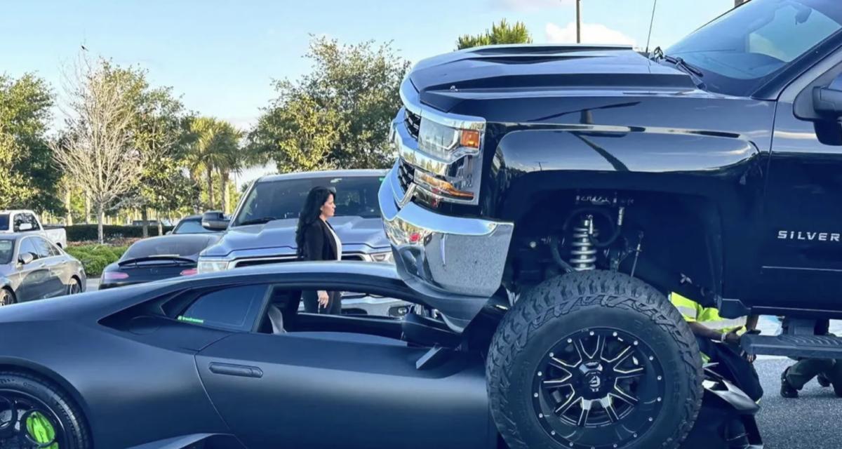 Un pick-up grimpe sur une Lamborghini Huracán... sans que la conductrice ne s'en rende compte
