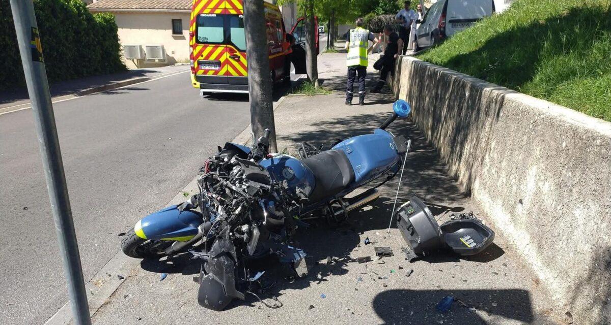 Un chauffard fonce et renverse deux gendarmes motorisés pour échapper à un contrôle : il finit interpellé et menotté