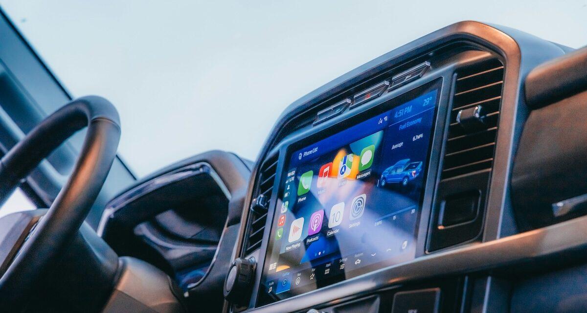 Une bombe à retardement : les écrans embarqués sont le talon d'Achille des voitures modernes