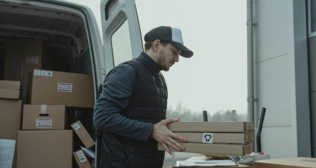 Poursuivi pour avoir abîmé une voiture de luxe, un livreur relaxé après avoir fui des chiens