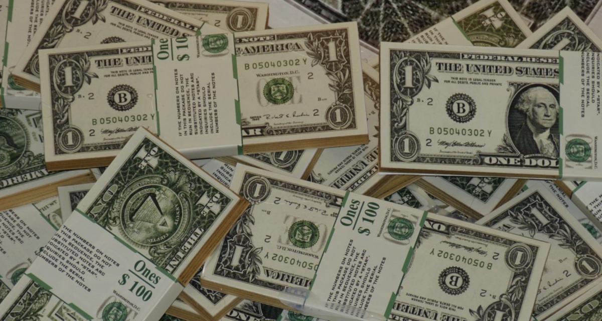 Un oiseau entre dans sa voiture... Il y voit un signe et remporte le jackpot à la loterie