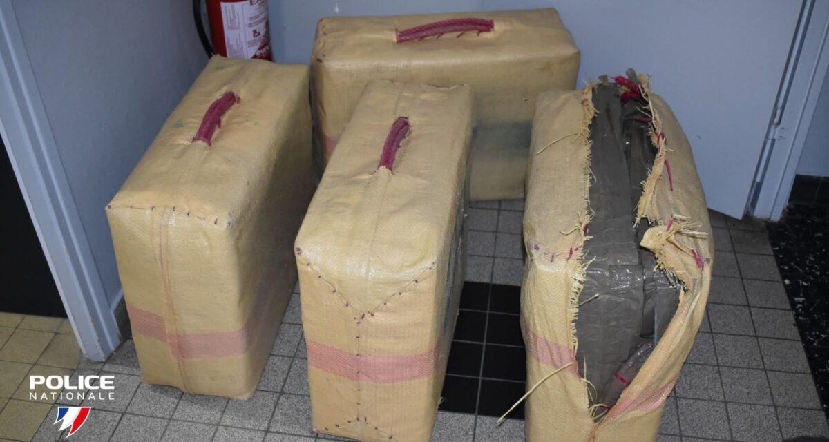 Il grille un contrôle de police, prend la fuite en pleine nuit avant de s'écraser contre un mur : les policiers découvrent 160 kg de cannabis dissimulés dans ses valises
