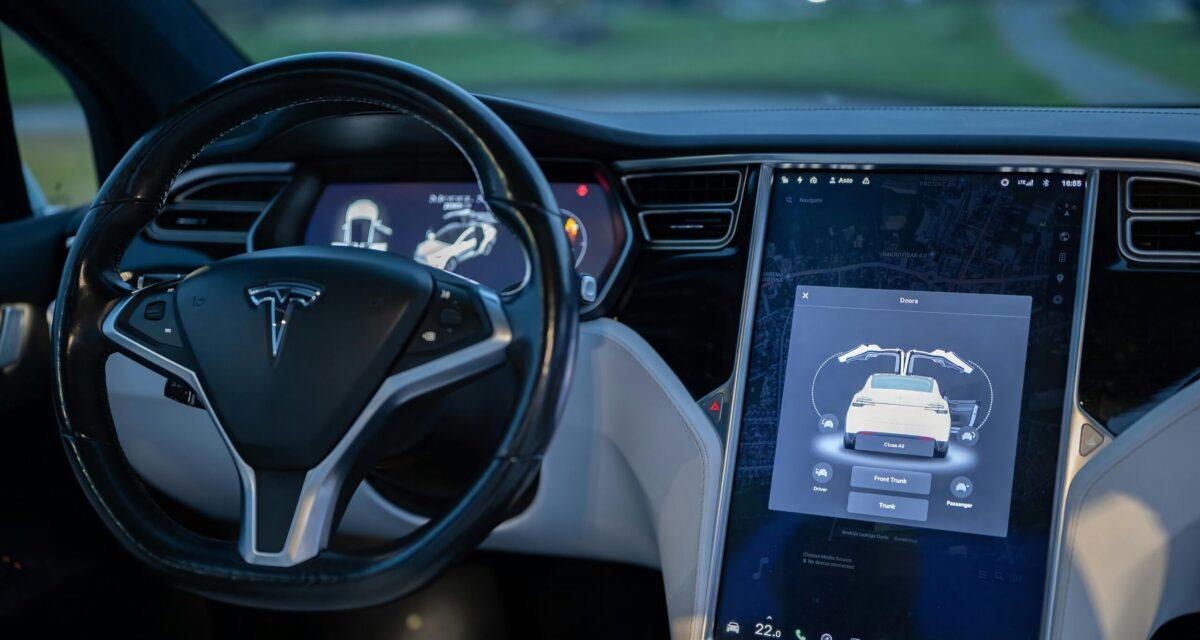 Ivre au volant, elle fait confiance à l'Autopilot de sa Tesla pour rentrer chez elle : les capteurs en ont décidé autrement