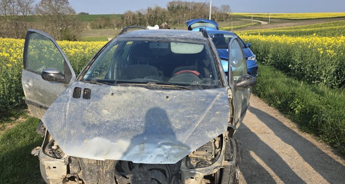 Sans l'une de ses quatre roues et avec les airbags déclenchés, cette femme continue de rouler