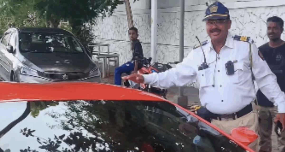Des policiers arrêtent une Lamborghini Aventador... simplement pour prendre une photo