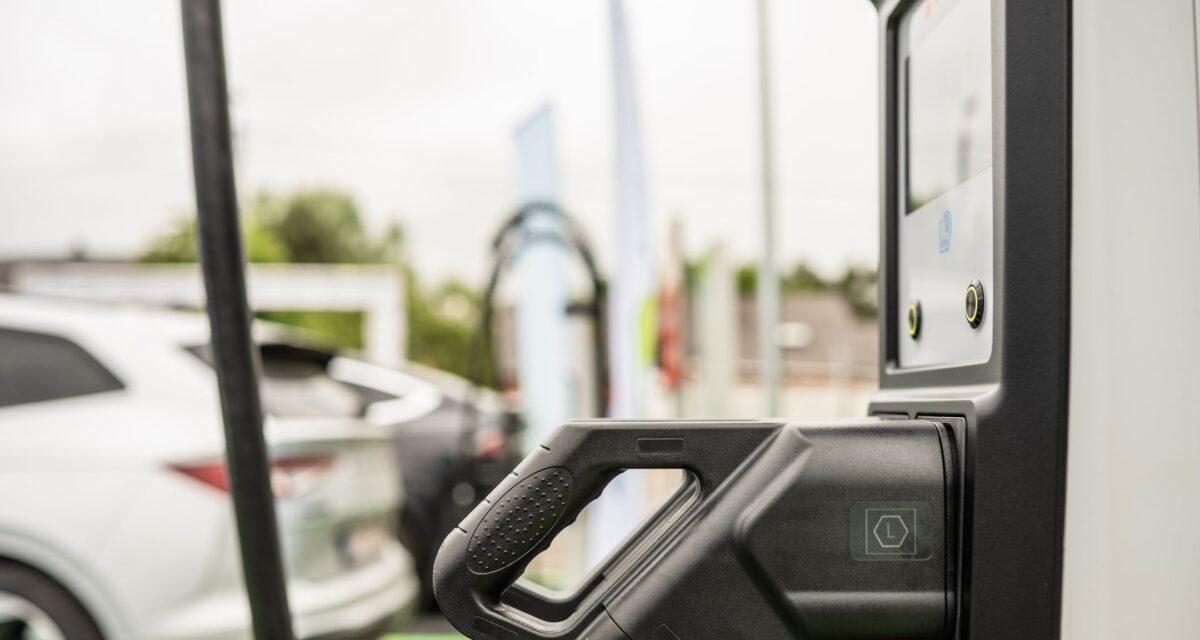 Ventes en hausse, méfiance persistante : le paradoxe de la voiture électrique en France