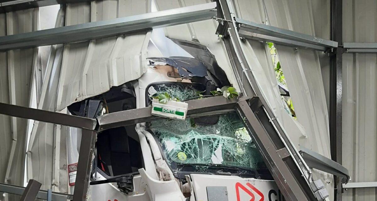 Un conducteur fait une sortie de route et encastre son camion dans la façade d'un bâtiment des pompes funèbres
