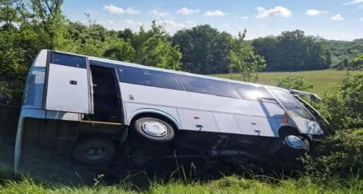 Le bus partait pour le cinéma, il s'est retrouvé sur le flanc avec 21 écoliers à bord après une sortie de route