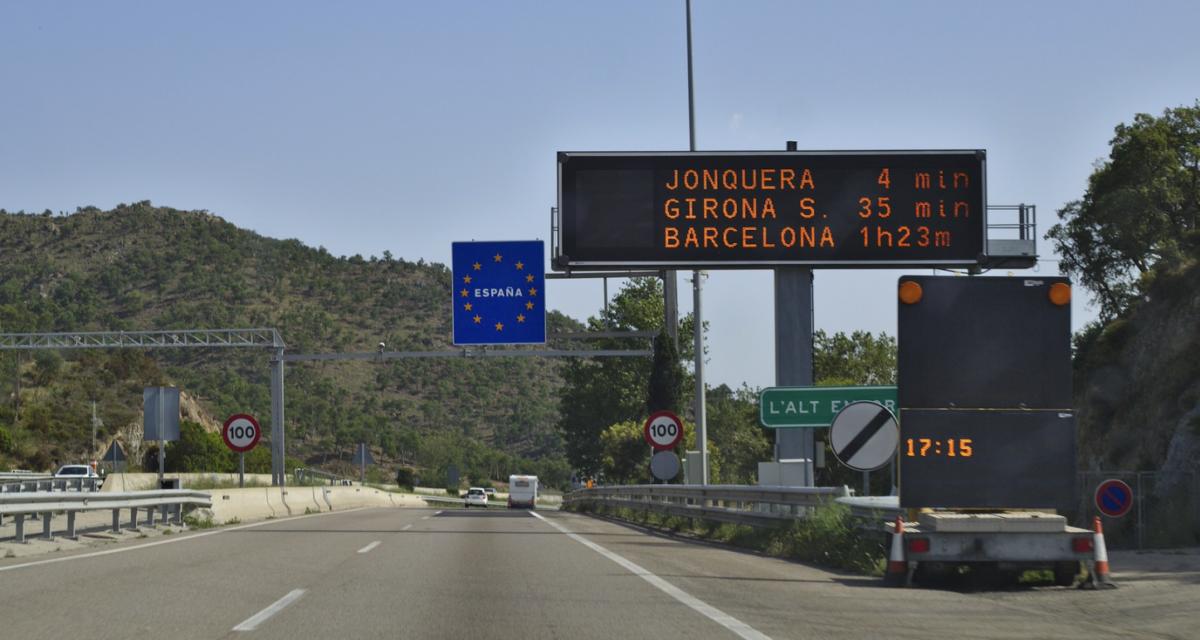 Tellement ivre après une nuit de folie à la Jonquera, un conducteur ne voit pas le véhicule de police derrière lui... Et le percute
