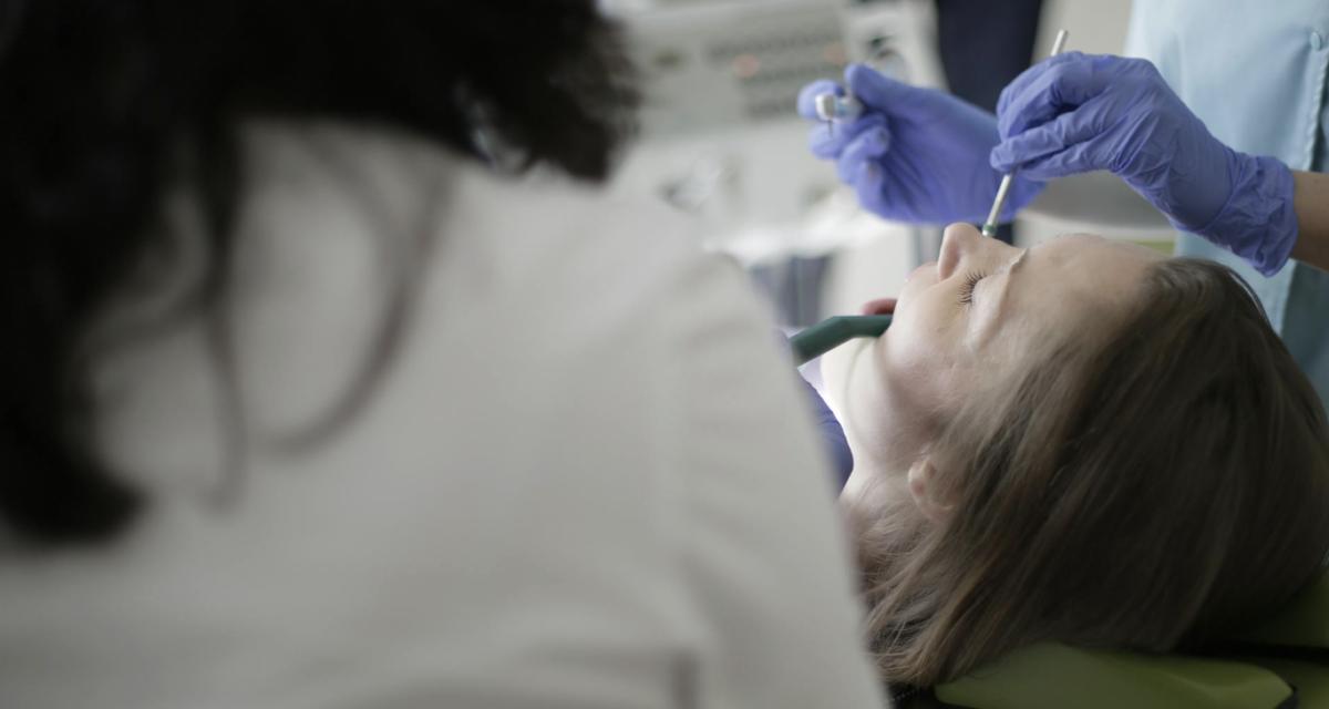 Un faux dentiste interpellé à Paris : il réalisait des soins dans sa voiture après avoir démarché ses victimes sur les marchés