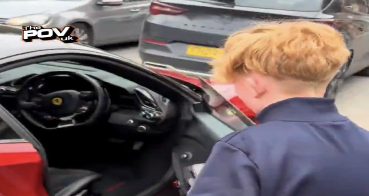 Il photographie une Ferrari... et finit à son volant : la surprise inattendue d'un jeune garçon