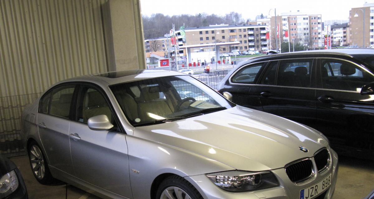 Il part 48 heures en voyage et retrouve sa BMW entièrement démontée sur un parking d'aéroport