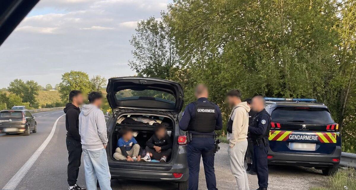 "Faute de place", des enfants transportés dans le coffre, le conducteur arrêté par les gendarmes