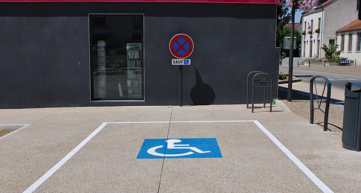 Il prévient les agents de sa crevaison sur une place handicapée, ils embarquent quand même sa voiture à la fourrière pour 2 mois