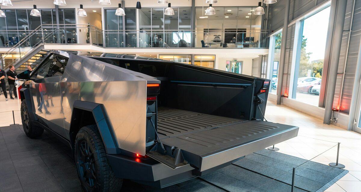 Il teste le mode bateau de son Cybertruck dans un lac... et finit au poste de police
