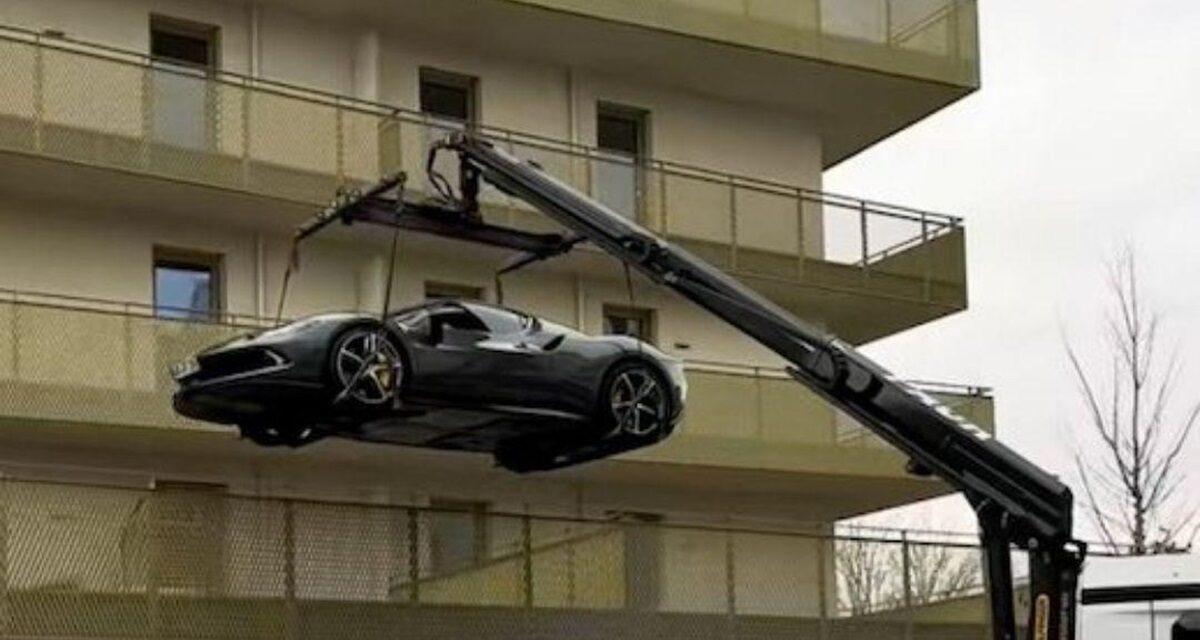 Insolite : faute de parking, il hisse sa Ferrari à 300 000 ¬ sur son balcon avec une grue... la suite est incroyable (vidéo)