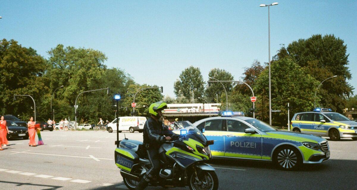 Un conducteur de 21 ans accélère sur des agents au contrôle frontière en pleine nuit : les policiers sortent leur arme et tirent