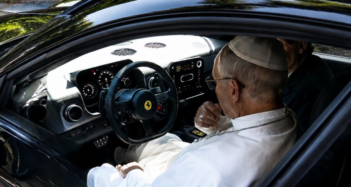 Une avant-première inédite : la nouvelle Ferrari électrique reçoit la bénédiction du pape (vidéo)