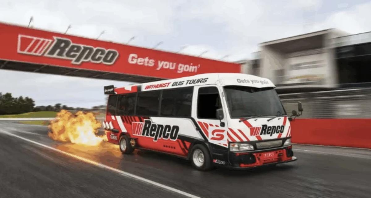 Un bus de course spectaculaire enchaîne les tours du mythique circuit de Bathurst