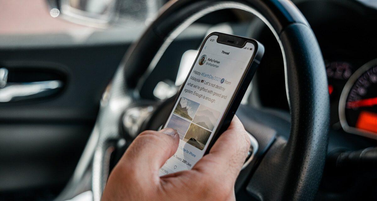 Insolite : elle se fait verbaliser pour téléphone au volant... alors qu'elle n'a pas de main (vidéo)