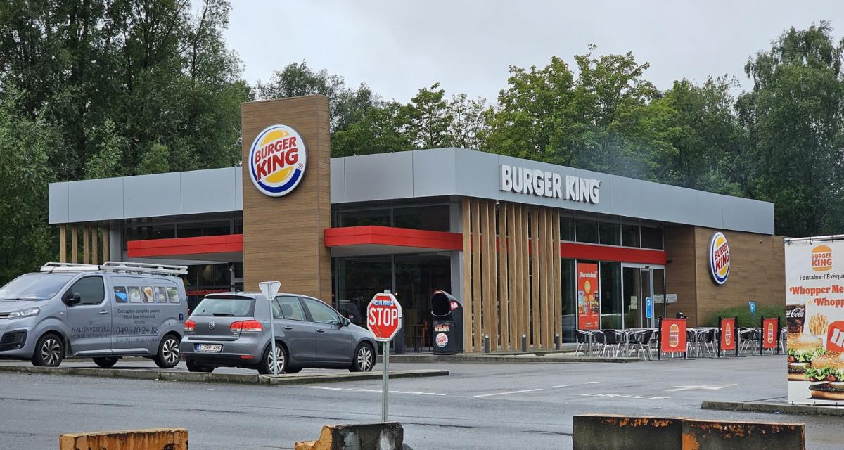 Ivre, il termine sa course sur le muret d'un fast-food et tente de redémarrer sa voiture en équilibre